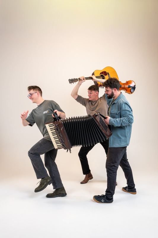 Amaidí mid-dance with accordion, guitar and fiddle